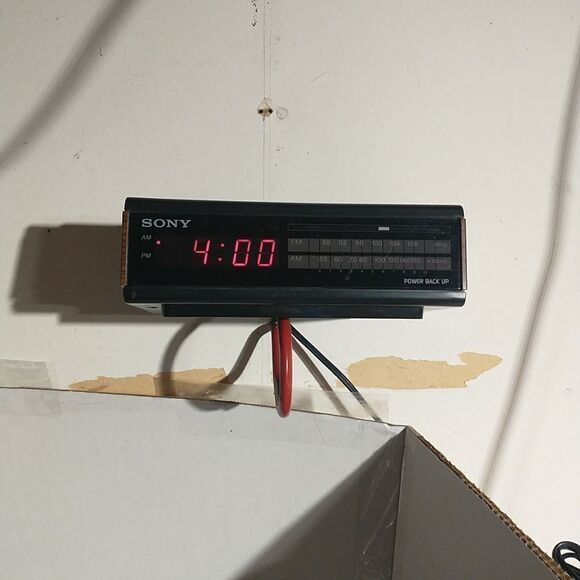 Sony Dream Machine ICF-C4W Walnut WoodGrain Digital AM/FM Alarm Clock Radio 1980 - Picture 1 of 7